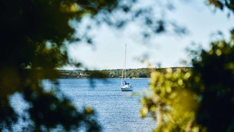 Båd ud for Skarø